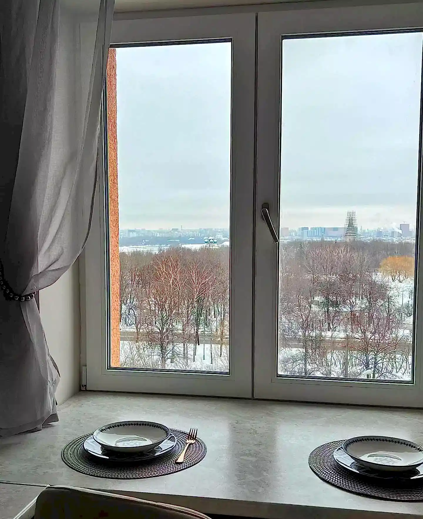 окно с установкой и полной отделкой на кухне квартиры